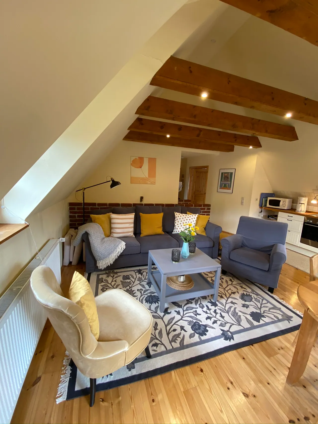 Ferienwohnung I: gemütliche Sitzecke mit Sofa, Sesseln und Sichtbalken