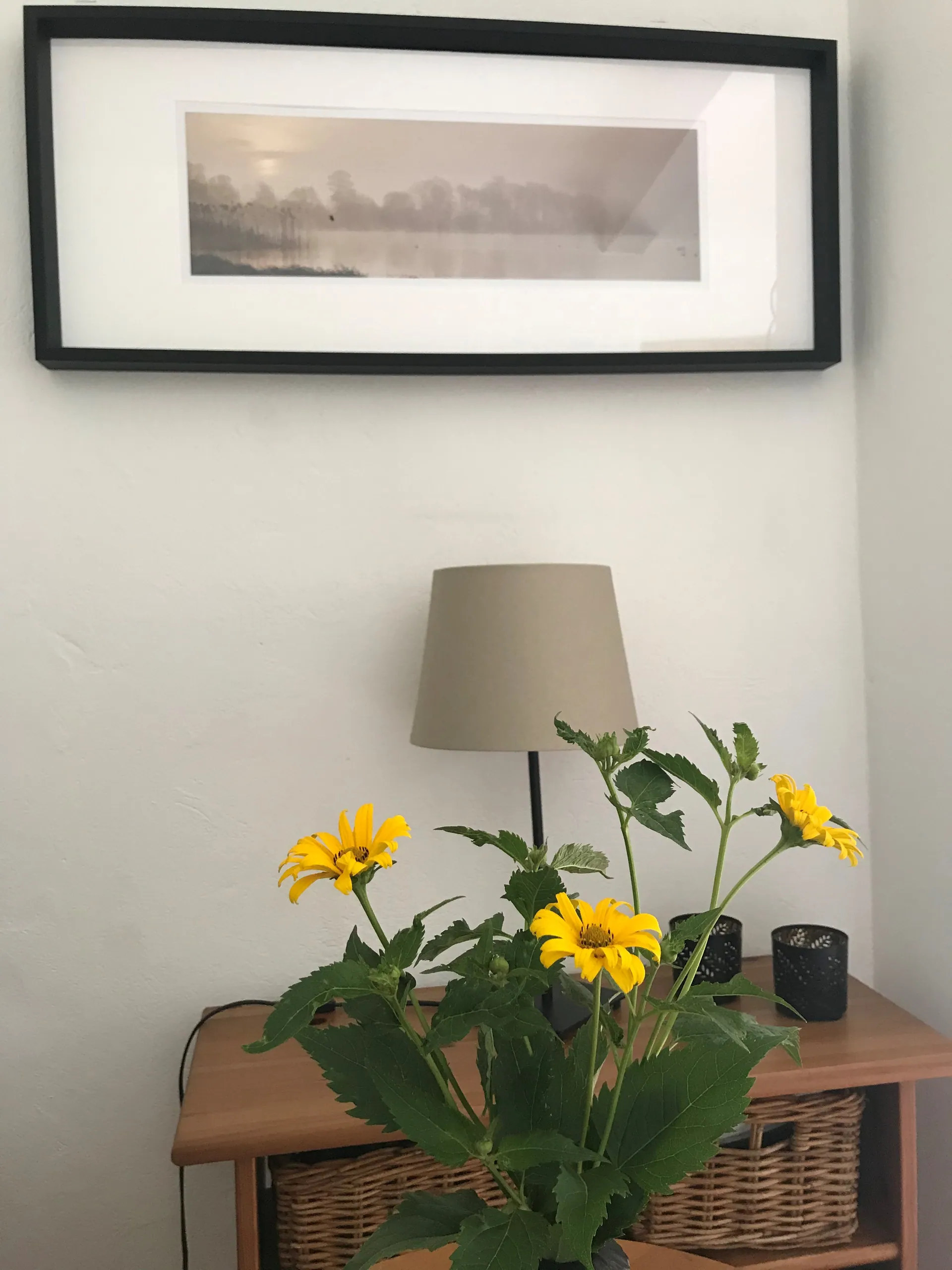 Ferienwohnung II: Kommode mit Leselampe, Blumen und Bild an der Wand