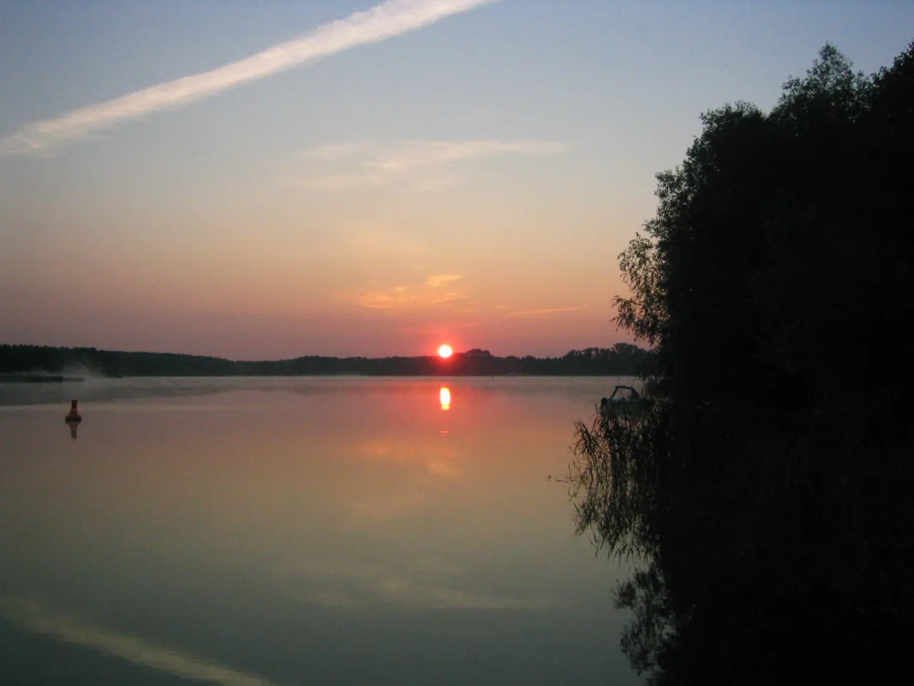 Sonnenuntergang über einem stillen See in Brandenburg